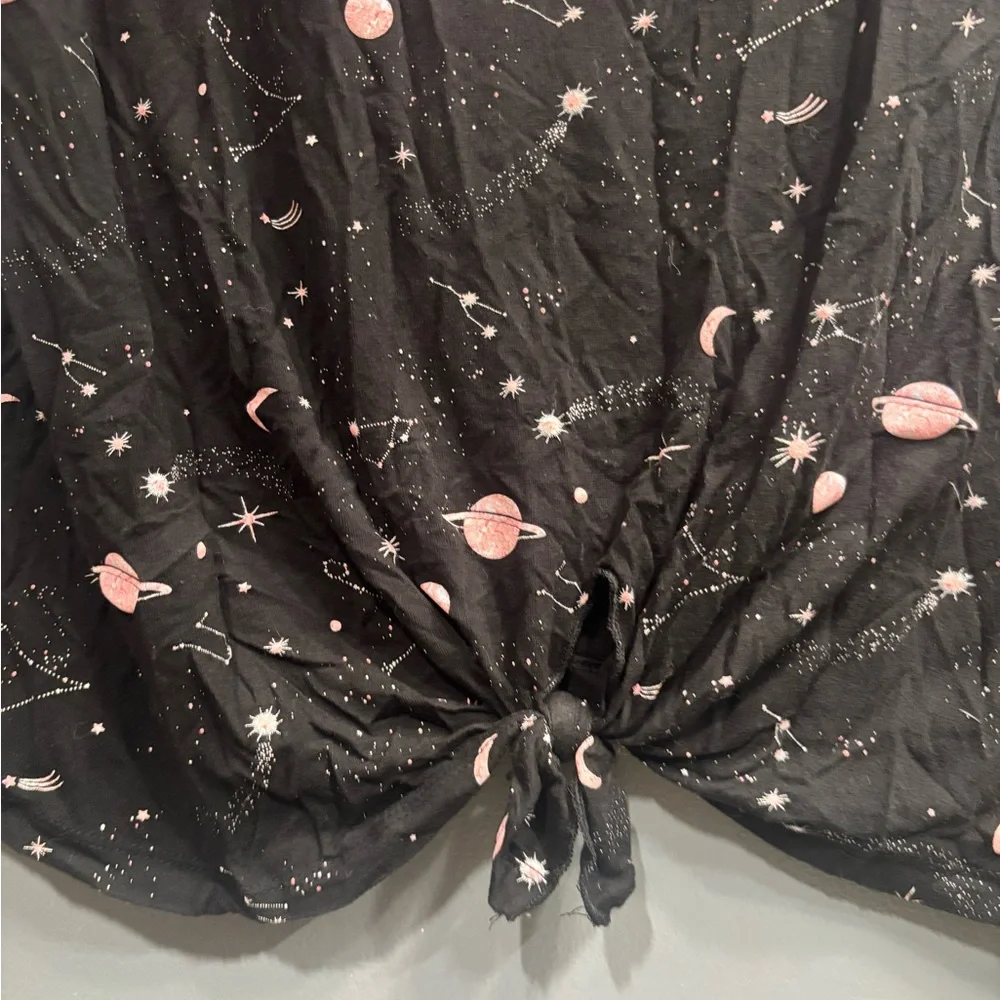 No Boundaries Black Pink Space Celestial Print Front Tie Crop Top Short Sleeve - Picture 5 of 7